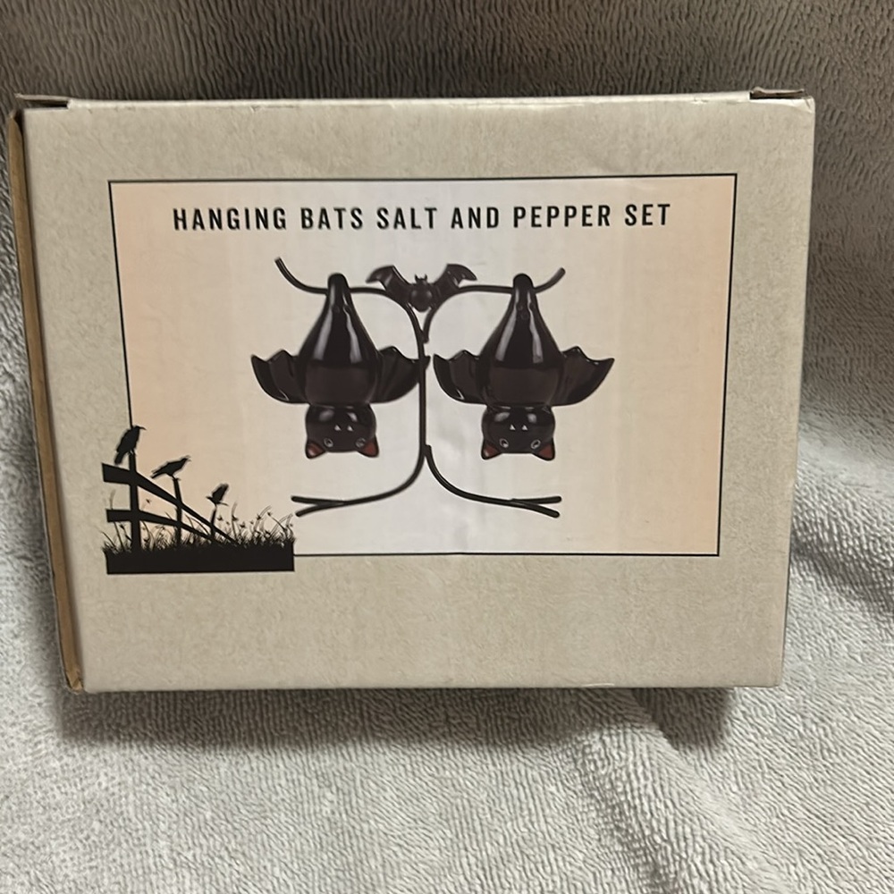 Cracker Barrel Bat Salt & Pepper Shakers NIB - Picture 2 of 2